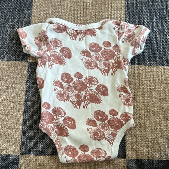 Kate Quinn floral onesie 3-6 mth - Picture 3 of 3